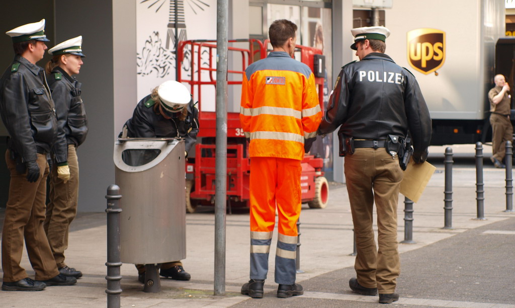 Suchmassnahmen am Koelner Neumarkt nach Raubueberfall im Parkhaus Wolfstr P17.JPG